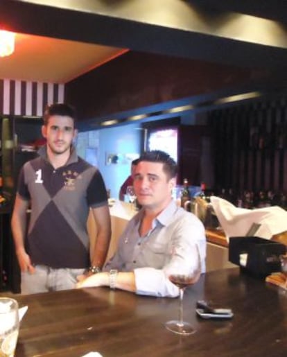 El español nacionalizado panameño Toni Núñez tiene un restaurante en la capital panameña, donde vive con su hijo Antonio, también español.