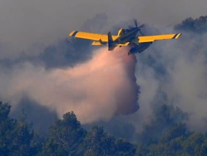 Una avioneta suelta su carga de agua en el incendio del Alt Empord&agrave;.