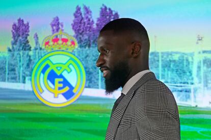 Antonio Rüdiger llega a la sala de prensa de Valdebebas después de firmar por el Real Madrid.