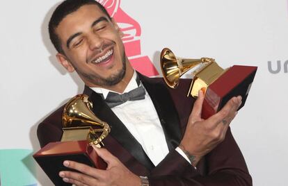 Manuel Medrano, con sus dos premios.