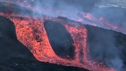 Lava flowing down near La Laguna Mountain in La Palma.