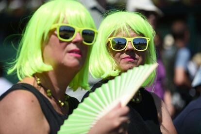 Espectadores observan el partido de dobles femenino durante la tercera jornada de Wimbledon, el 5 de julio de 2017.