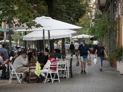 Terrazas en una acera de Barcelona, el pasado fin de semana.