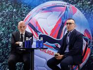 El presidente de LaLiga, Javier Tebas (izquierda) y el director general corporativo de LaLiga, Javier Gómez (derecha) durante la presentación este miércoles del informe económico financiero de LaLiga correspondiente a la temporada 2024/25.
