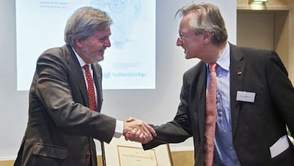 El ministro de Educaci&oacute;n, &Iacute;&ntilde;igo M&eacute;ndez de Vigo, con el director del Instituto Tsatsos, Peter Brand.