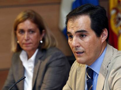 El secretario de Estado de Seguridad, Jos&eacute; Antonio Nieto, y la delegada del Gobierno en canarias, Mercedes Rold&oacute;s, este martes en Las Palmas.