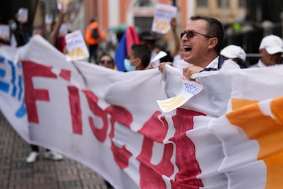 Manifestantes exigen la pronta elección de una fiscal general, el 22 de febrero en Bogotá.