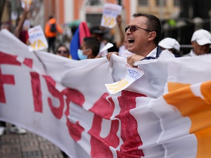 Manifestantes exigen la pronta elección de una fiscal general, el 22 de febrero en Bogotá.