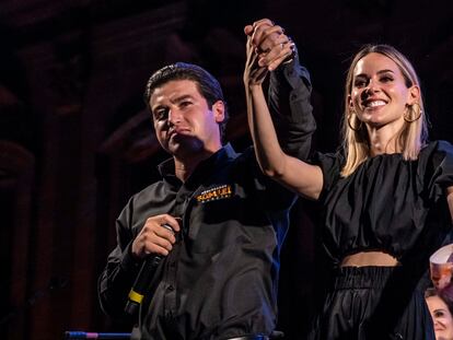 Samuel García festeja su triunfo electoral en la macro plaza de Monterrey el pasado lunes junto a su esposa, Mariana Rodríguez.