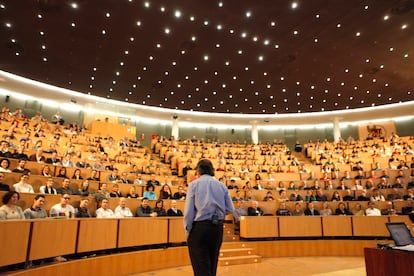 El conferenciante Emilio Duró durante una de sus charlas.