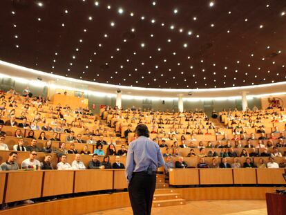 El conferenciante Emilio Duró durante una de sus charlas.