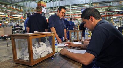 Trabajadores de Ford durante una votación, en una imagen de archivo.