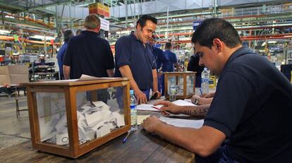 Trabajadores de Ford durante una votaci&oacute;n, en una imagen de archivo.