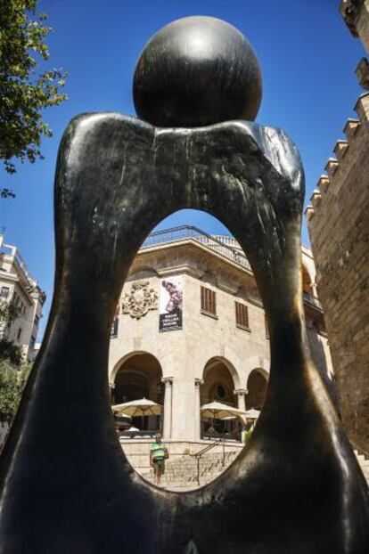 Escultura 'Monument a la dona', de Joan Miró, situada als jardins de S’Hort del Rei.