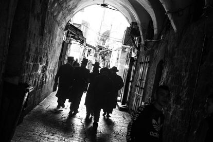 Judíos ortodoxos pasean por la Ciudad Vieja de Jerusalén. La urbe suma en torno a 900.000 habitantes.