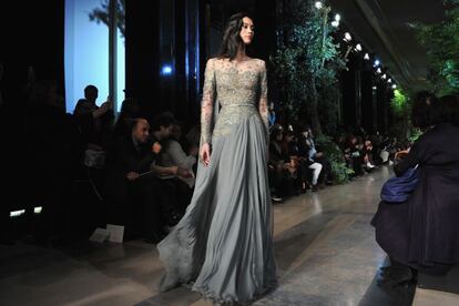 Tal y como se ha visto en otros desfiles en la Semana de la alta costura en París, que termina este jueves, el follaje color verde ha sido uno de los grandes protagonistas en las puestas en escena. Elie Saab apostó por crear una pasarela de cuento de hadas. El diseñador optó por una paleta de colores con tonos pastel ligeramente polvorientos, desde el marfil hasta el rosa pálido.