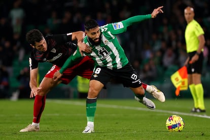 Fekir disputa el balón con Mikel Vesga.