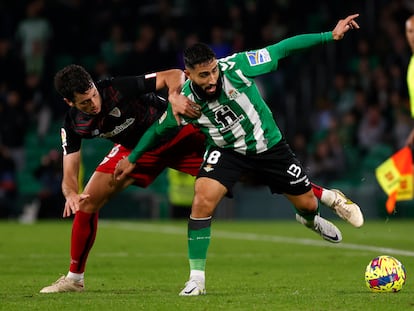 Fekir disputa el balón con Mikel Vesga.