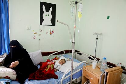 Una mujer se sienta junto a su hijo, que recibe un tratamiento contra el cáncer en el Centro Nacional de Oncología de Sanaa (Yemen).