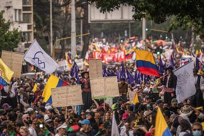 Vista del contingente avanzando sobre las calles del centro de Bogotá. 