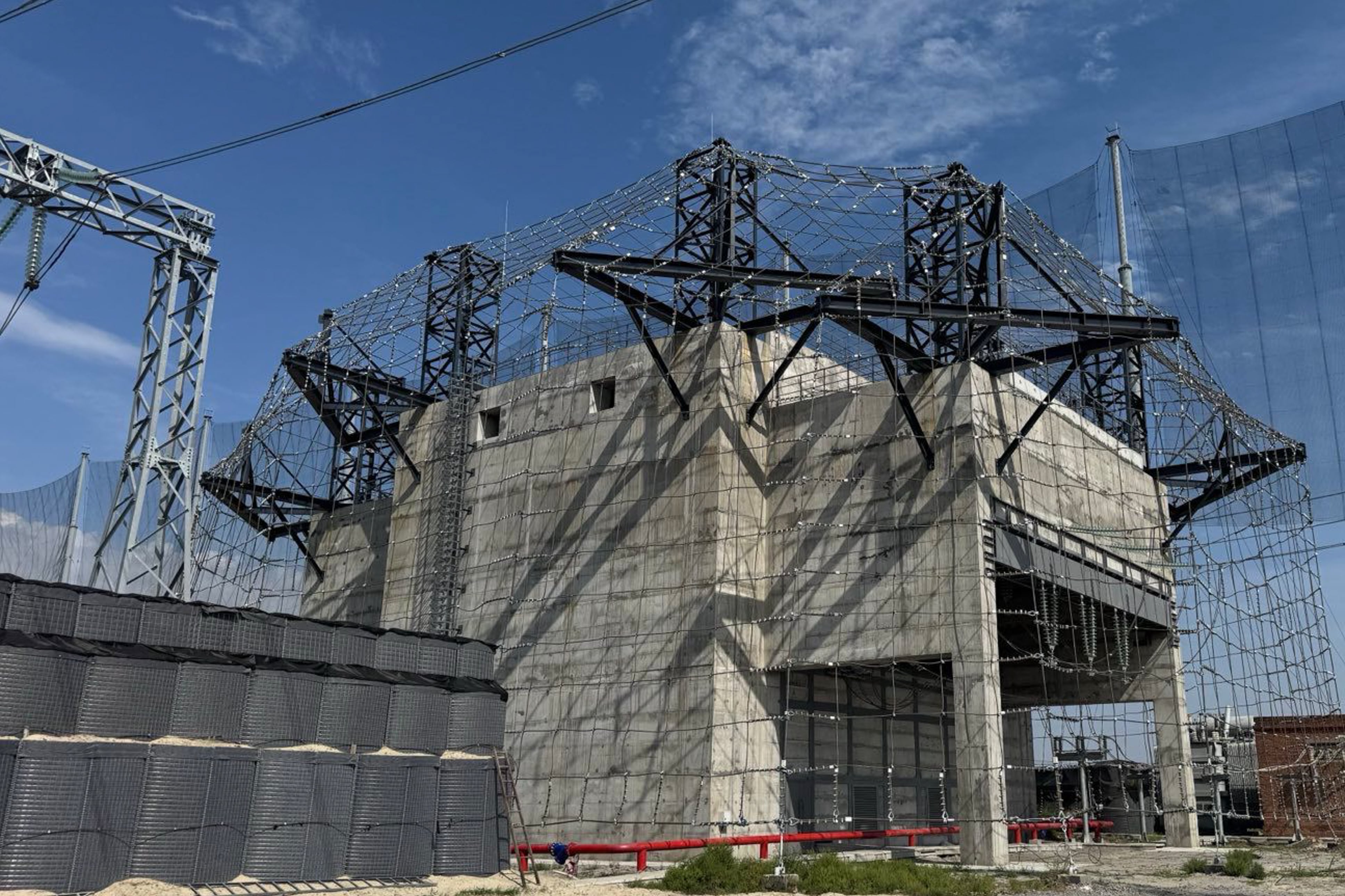 Parte de una central eléctrica ucrania protegida con hormigón y mallas metálicas, en 2025