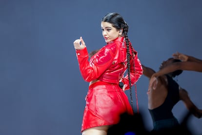 Rosalía, durante un concierto en el WiZink Center de Madrid.