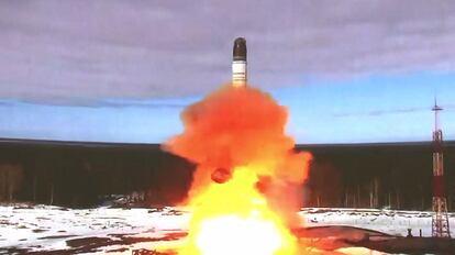 Captura de una imagen de un vídeo publicado por el Ministerio de Defensa ruso que muestra el lanzamiento para ensayo del misil balístico intercontinental Sarmat, el pasado 20 de abril.