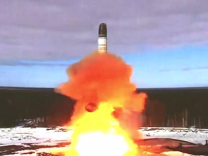 Captura de una imagen de un vídeo publicado por el Ministerio de Defensa ruso que muestra el lanzamiento para ensayo del misil balístico intercontinental Sarmat, el pasado 20 de abril.