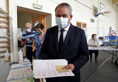 Xavier Bertrand, en las regionales francesas el 20 de junio de 2021 en un colegio de Saint-Quentin (Francia).