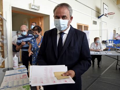 Xavier Bertrand, en las regionales francesas el 20 de junio de 2021 en un colegio de Saint-Quentin (Francia).