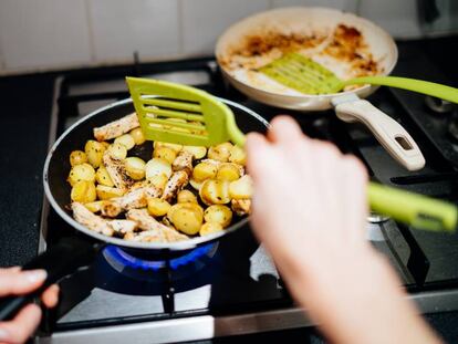 Los sartenes, las ollas y los utensilios conforman el menaje indispensable en cualquier cocina.