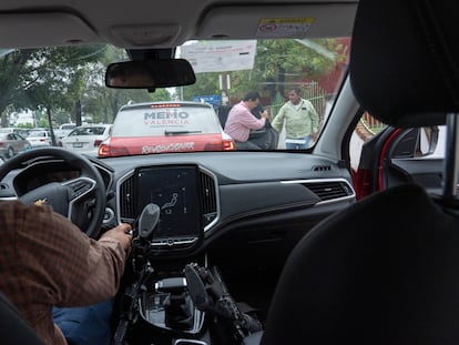 Guillermo Valencia, candidato del PRI a la presidencia municipal de Morelia, es escoltado por un fuerte equipo de seguridad.