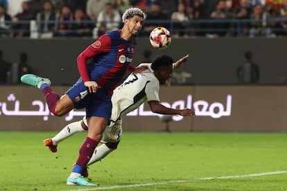 Ronald Araujo y Vinicius Junior en una jugada del partido.