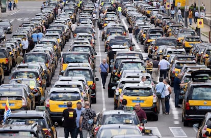 Protesta de taxis contra los VTC en Barcelona el pasado mayo. 