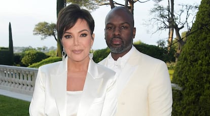 Kris Jenner y Corey Gamble en la gala amfAR, en Cannes, el 23 de mayo.