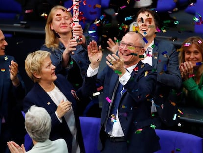 Deputados do Partido Verde comemoram a aprovação do casamento gay na Alemanha.