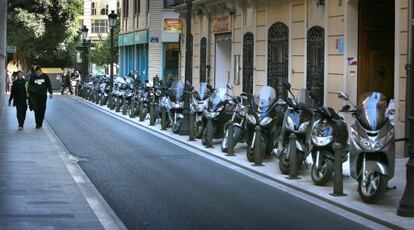 Motos aparcadas en la acera en una calle de Valencia hace unos años.