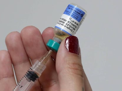 Una doctora aplica una inyección contra el sarampión. 