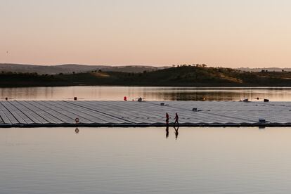 La planta solar flotante de Alqueva, la mayor plataforma de producción de energía solar en un embalse de Europa, es uno de los proyectos más innovadores impulsados por EDP, una compañía comprometida con el medio ambiente y los derechos humanos.