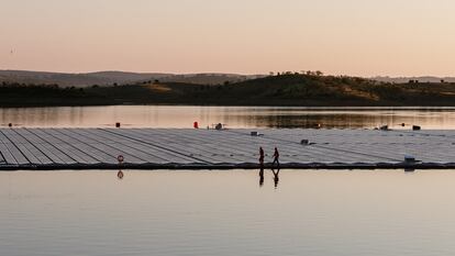 La planta solar flotante de Alqueva, la mayor plataforma de producción de energía solar en un embalse de Europa, es uno de los proyectos más innovadores impulsados por EDP, una compañía comprometida con el medio ambiente y los derechos humanos.