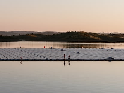 La planta solar flotante de Alqueva, la mayor plataforma de producción de energía solar en un embalse de Europa, es uno de los proyectos más innovadores impulsados por EDP, una compañía comprometida con el medio ambiente y los derechos humanos.