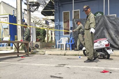 Tres agentes trabajan en el lugar de una explosión en la ciudad turística de Hua Hin (Tailandia).