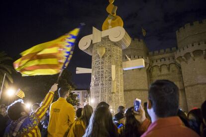 La falla alzada junto a las Torres de Serranos de Valencia por la declaraci&oacute;n de la Unesco. 