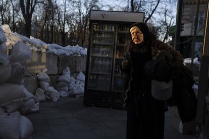 Una anciana pasa junto a varios bloques de hormigón cubiertos con sacos de arena de una calle de Odesa, este martes. La ciudad ucrania, corazón de la antigua Rusia imperial por su importancia geográfica y cultural, se prepara para un ataque inminente de las tropas rusas.