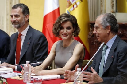 Los Reyes con el embajador de España en el Instituto Cervantes de París. 