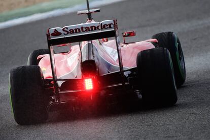 Kimi Raikkonen y su nuevo Ferrari rodando en el circuito de Jerez.