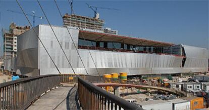 El nuevo centro de congresos que Josep Lluís Mateo construye en Barcelona para el Fórum 2004 es uno de los mayores de Europa.

El arquitecto Josep Lluís Mateo.