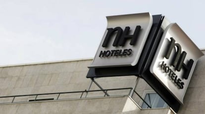  El logo de NH en un hotel en el centro de Madrid