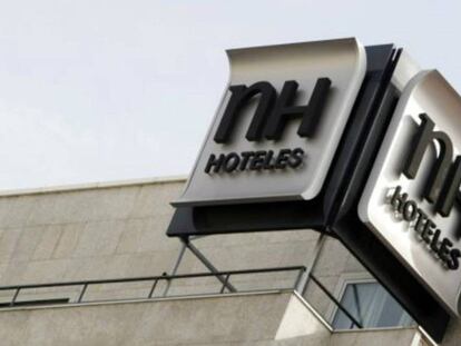  El logo de NH en un hotel en el centro de Madrid