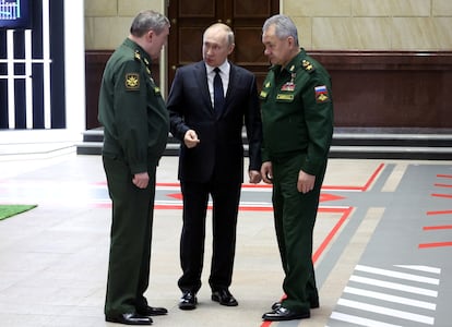 Vladimir Putin (c), Russian Defence Minister Sergei Shoigu and Chief of the General Staff of Russia's Armed Forces Valery Gerasimov (l).
